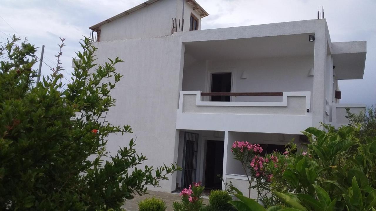 Mihal Suites Sarandë Exterior foto
